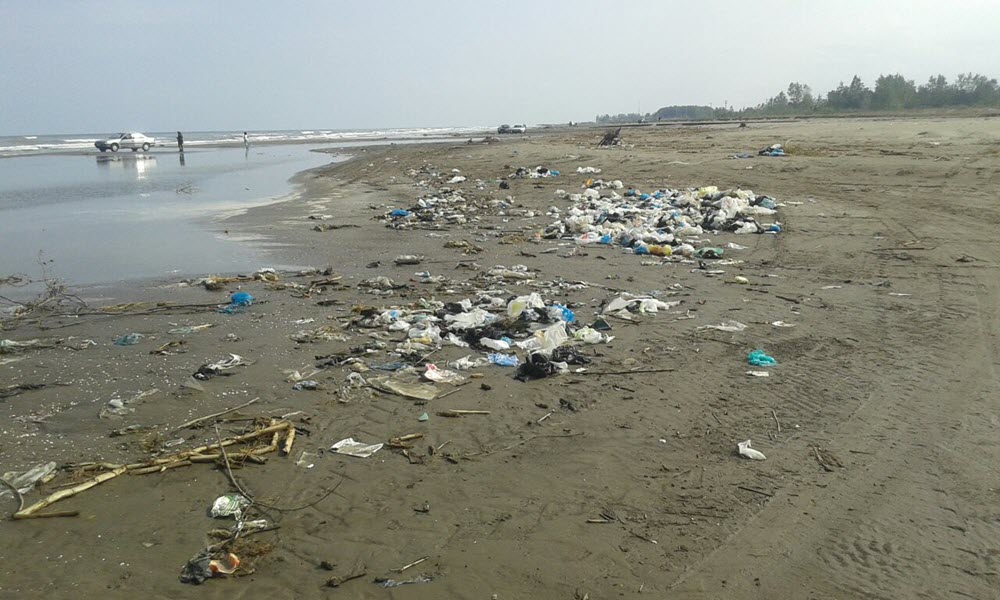 دریایی از زباله که در ساحل دریا پهلو گرفته اند+فیلم