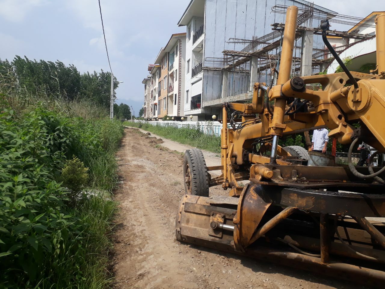 تسطیح و آماده سازی خیابانهای ساحلی ۱ و ۲ و نسترن روستای گیلاکجان